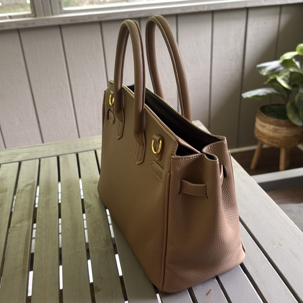 Elegant Tan Leather Handbag - Picture 6 of 8